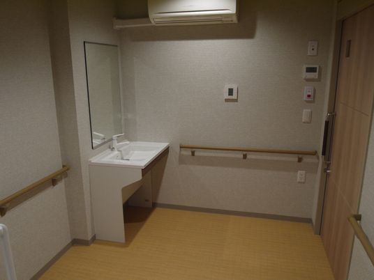 清潔な洗面台のある居室
