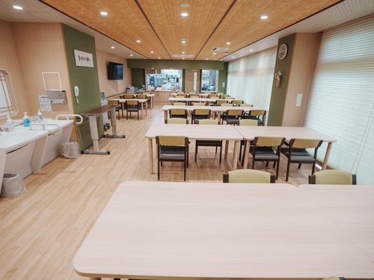 明るく広々とした食堂