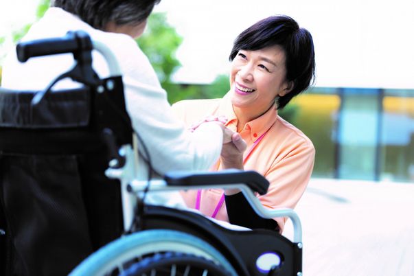 車椅子の方とスタッフ