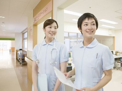 職員の笑顔と通路