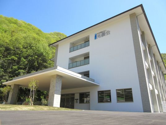 緑に囲まれた外観  
