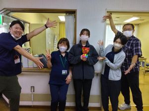 笑顔のスタッフ集合廊下  