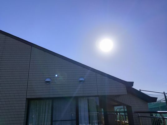 日差しの建物外観  