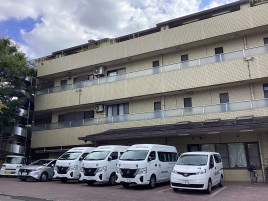 施設の外観と送迎車  