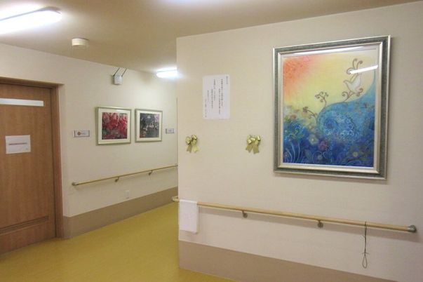 絵画と手すりの廊下