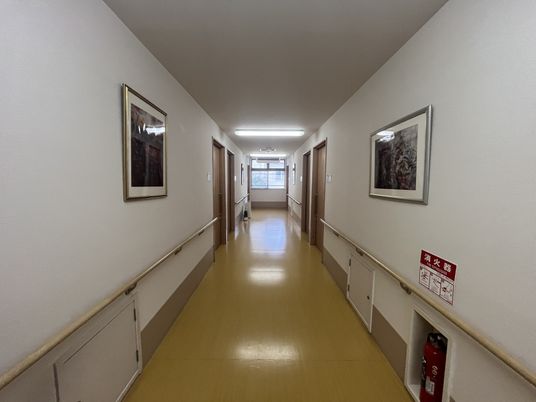 清潔で広い廊下