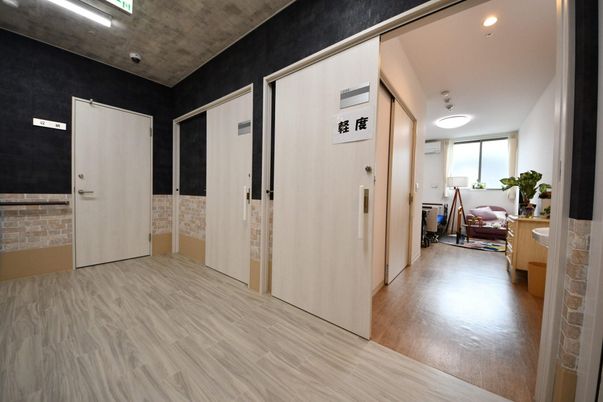 落ち着いた居室の廊下