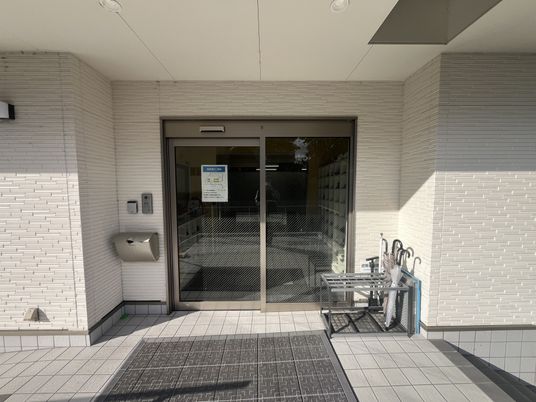 施設のエントランス
