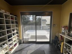 ** 靴棚が並ぶ玄関