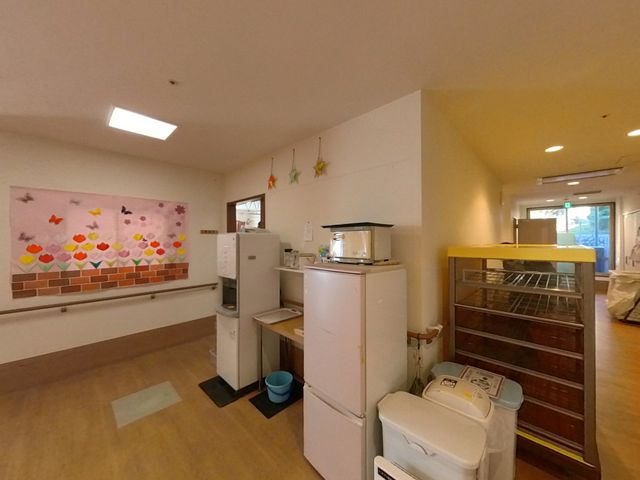 共用キッチンエリア ダイニングルーム 心温まる装飾が施されたキッチンエリアは、利用者さまのコミュニケーションの場としても機能します。