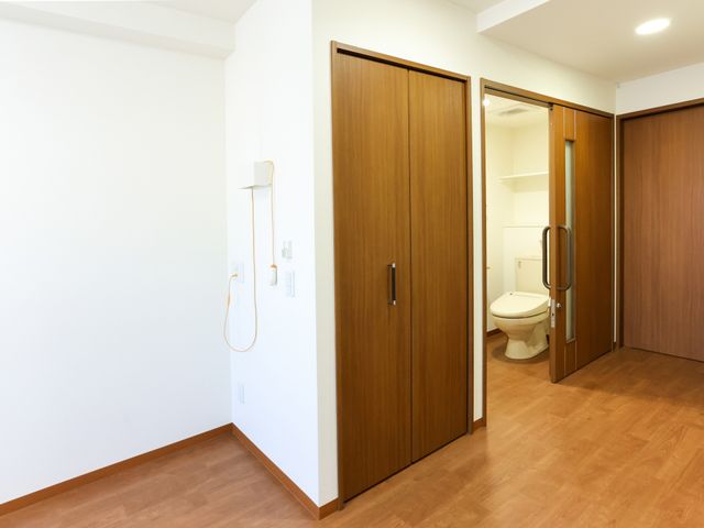 快適な個室の介助 居室 広々とした個室で、入居者様の日常生活のサポートを行います。