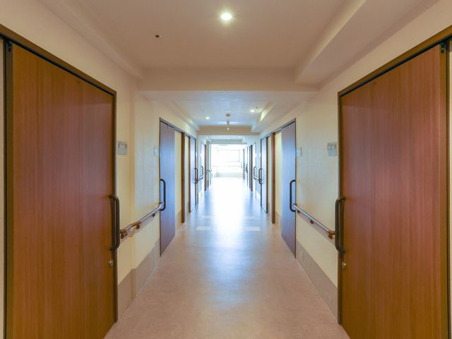 働く環境の廊下 廊下 清潔感あふれる廊下は、心地よい勤務空間を提供し、利用者様のサポートが行いやすい設計です。