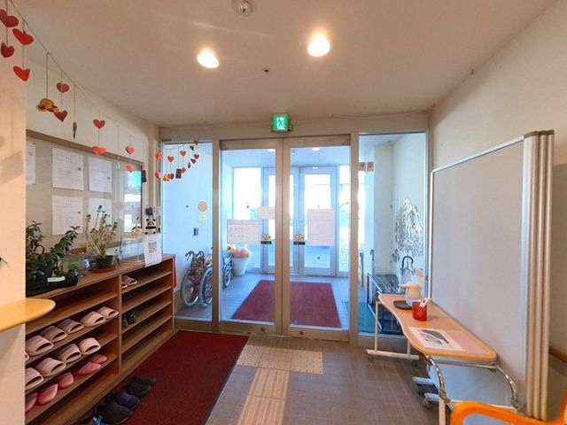 趣味の心地よいエントランス エントランス 毎日の出勤が楽しみになるような、手作りの装飾が施されたアットホームなエントランスでお待ちしています。