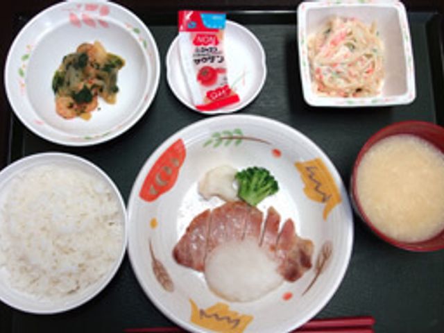 栄養満点の食事準備 食堂 健康を支える食事作りに情熱をもって取り組める環境がここにあります。