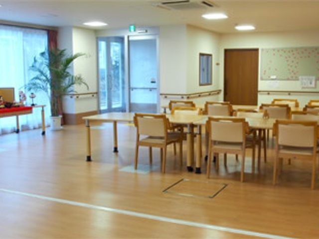 明るい食堂のスタッフ募集 ダイニングルーム 温かみのあるダイニングで、利用者様の笑顔を支えるやりがいのあるお仕事です。