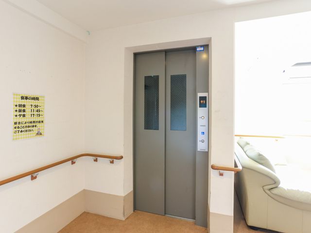 働く環境エレベーター エレベーター 利便性を考えたエレベーター設備。職員の日々の業務をサポートし、効率的な運営に貢献します。