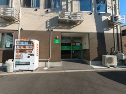 自動販売機のある入口