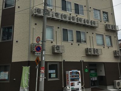 職場となる建物の外観