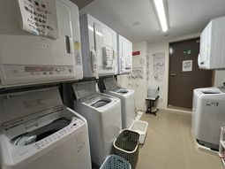 洗濯機が並ぶ室内