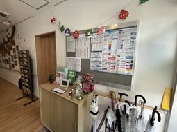 案内板と受付カウンターのエントランス  