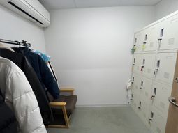 揃ったロッカーと椅子の部屋