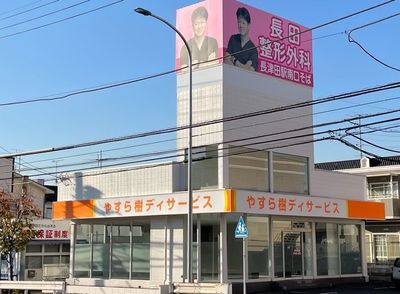 看板が付いた建物正面