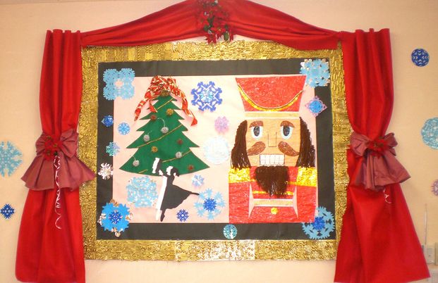 色鮮やかな装飾の壁面