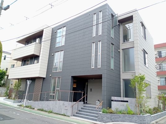 現代的デザインの建物エントランス
