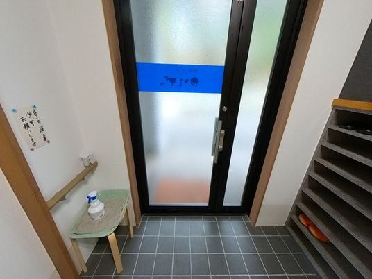 手すり設置のエントランス空間