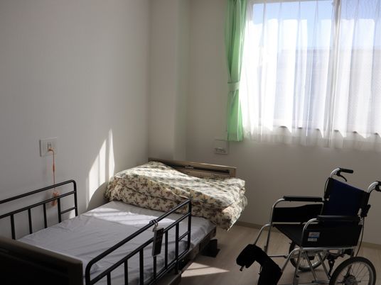 陽光差し込む明るい居室