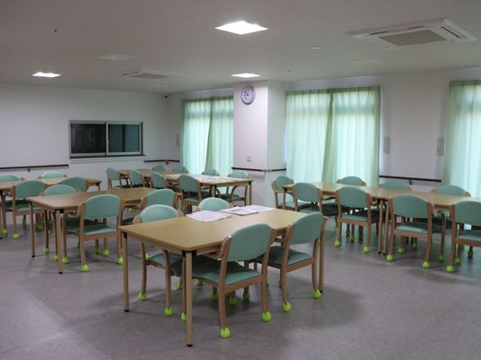 明るい広々とした食堂