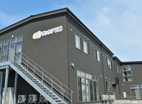 階段のある建物外観