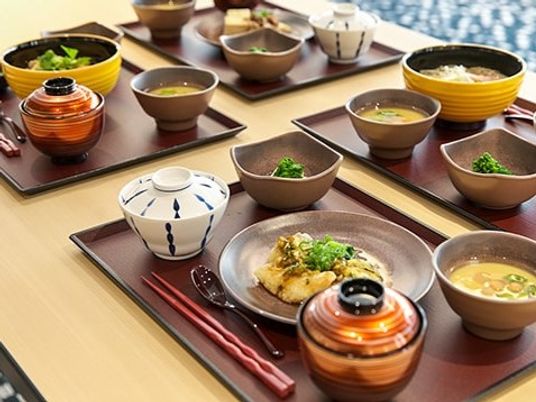 配膳された和食の食事風景