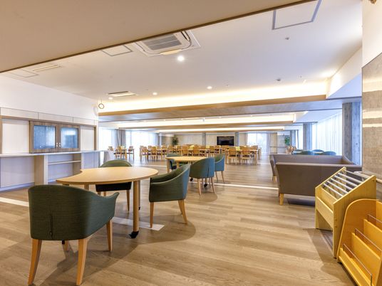 広々とした快適ラウンジ