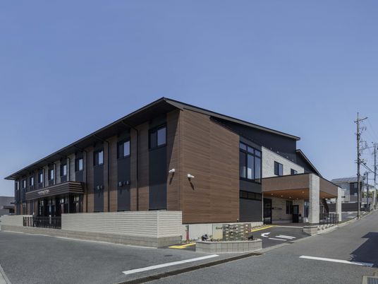 モダンな外観の建物