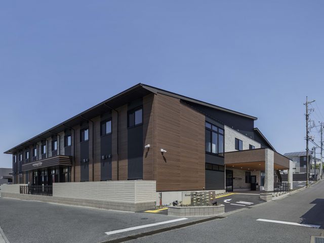 モダンな外観の建物 外観 洗練されたデザインの建物正面で、ゆったりとしたエントランスが迎える落ち着いた雰囲気の場所です。