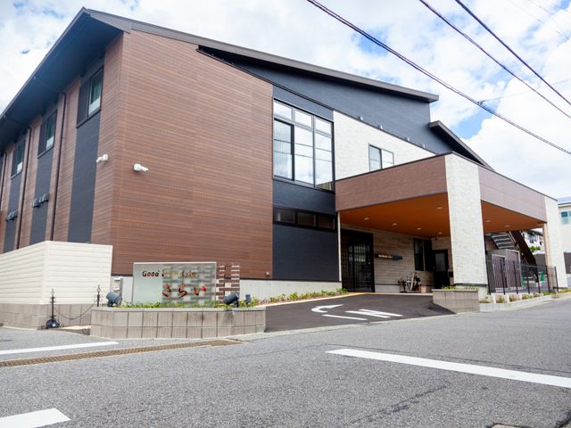 モダンな建物の外観 外観 広々としたアプローチが印象的な建物で、清潔感が溢れ、快適な就業環境を期待できます。