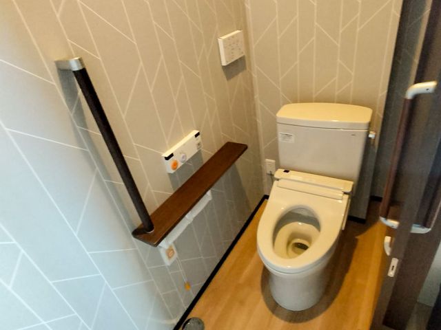 手すり付き清潔なトイレ トイレ 安全に配慮した手すり付きのトイレです。清潔感あふれる空間でご利用いただけます。