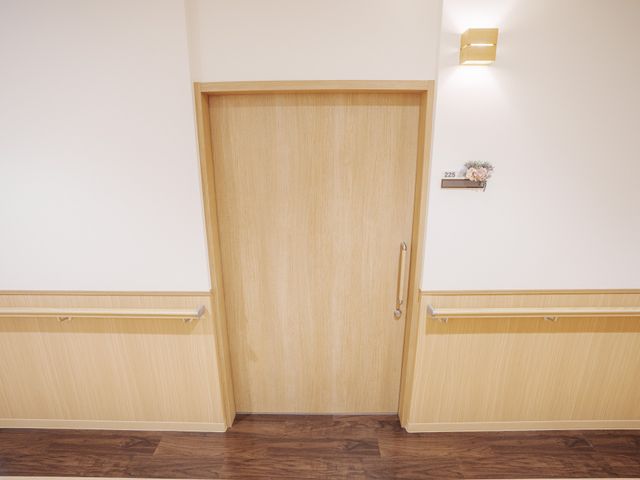 居室の木目調のドア