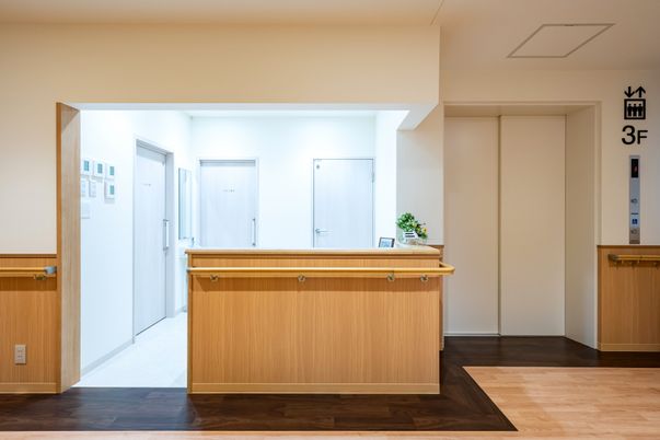 清潔感のある廊下のカウンター