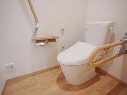 バリアフリー設計のトイレ