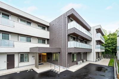 モダンな建物のエントランス