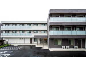 静かな佇まいの建物外観