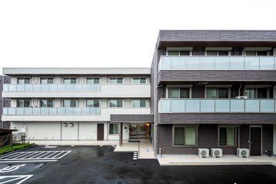 静かな佇まいの建物外観