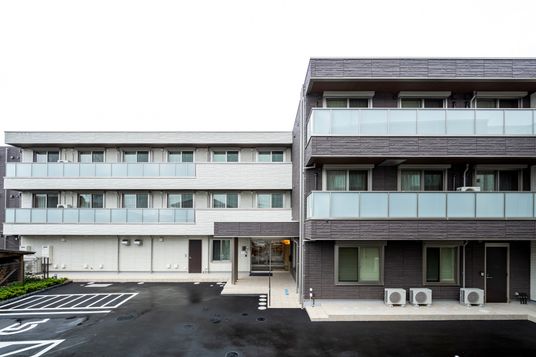 静かな佇まいの建物外観