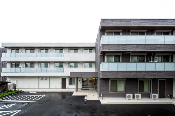 静かな佇まいの建物外観