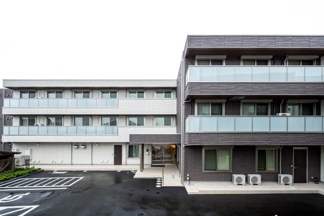 静かな佇まいの建物外観
