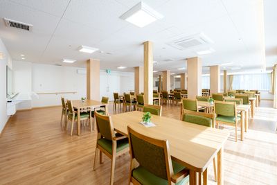 清潔感ある食堂の空間