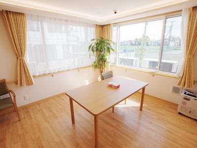 明るいリビングの風景