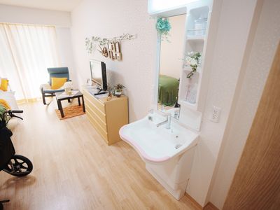 明るい個室の洗面台